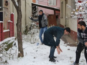 KAR’A EN ÇOK SEVİNEN GENÇLER OLDU