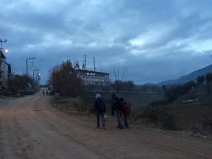 HAYDİ ÇOCUKLAR SABAH KARANLIĞINDA OKULA