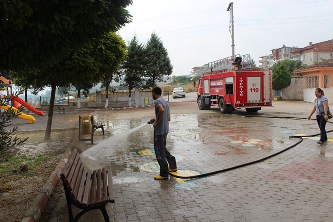 Okul Bahçesinde Temizlik