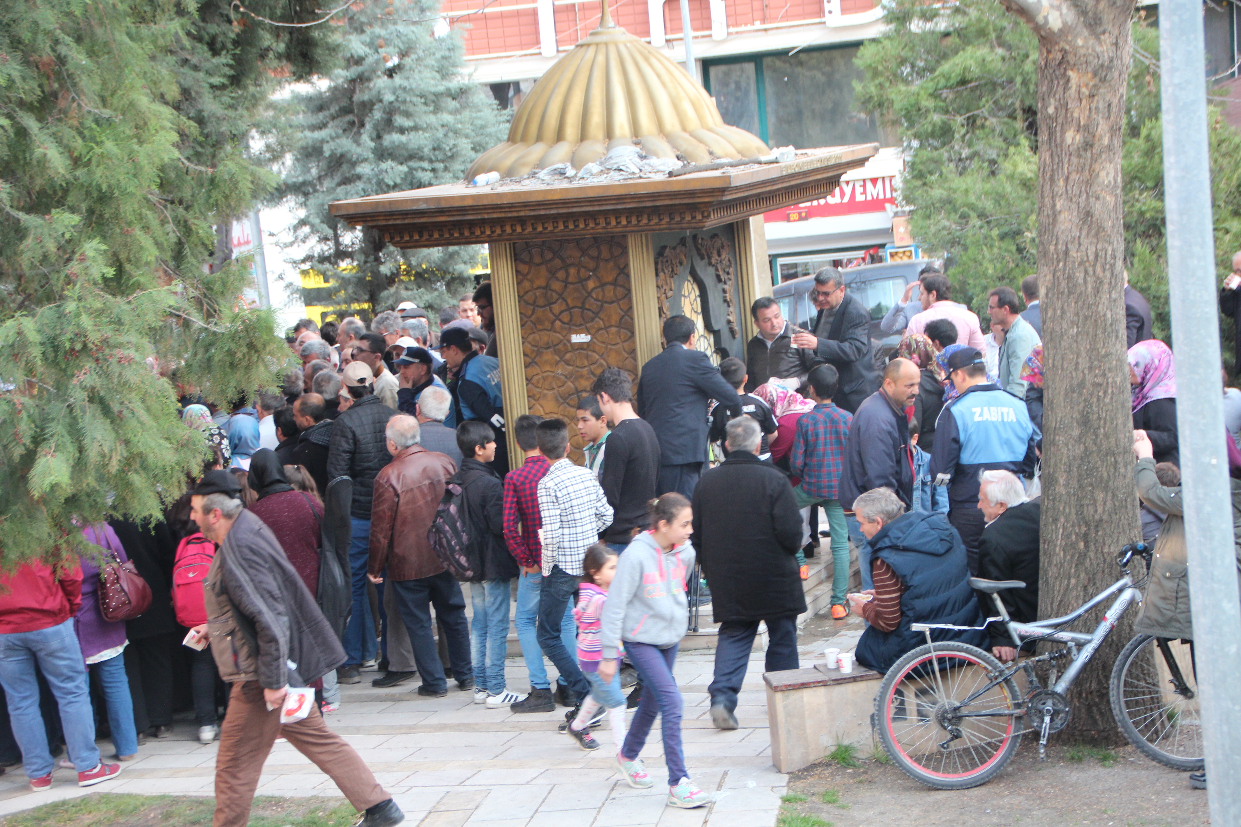 ÇEŞMEDEN SU YERİNE ŞERBET AKTI