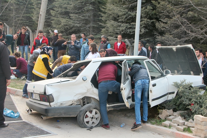 ÜNİVERSİTE KAVŞAĞINDA  KAZA