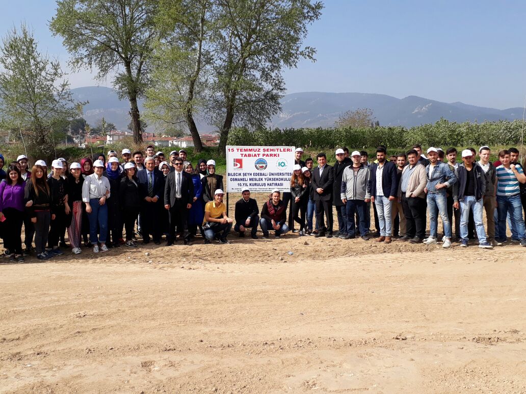 15 TEMMUZ ŞEHİTLERİ TABİAT PARKINA YÜKSEK OKULÖĞRENCİLERİ TARAFINDAN FİDAN DİKİLDİ