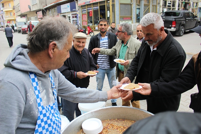 ÇARŞI ESNAFLARINDAN MİRAÇ KANDİLİ HELVASI