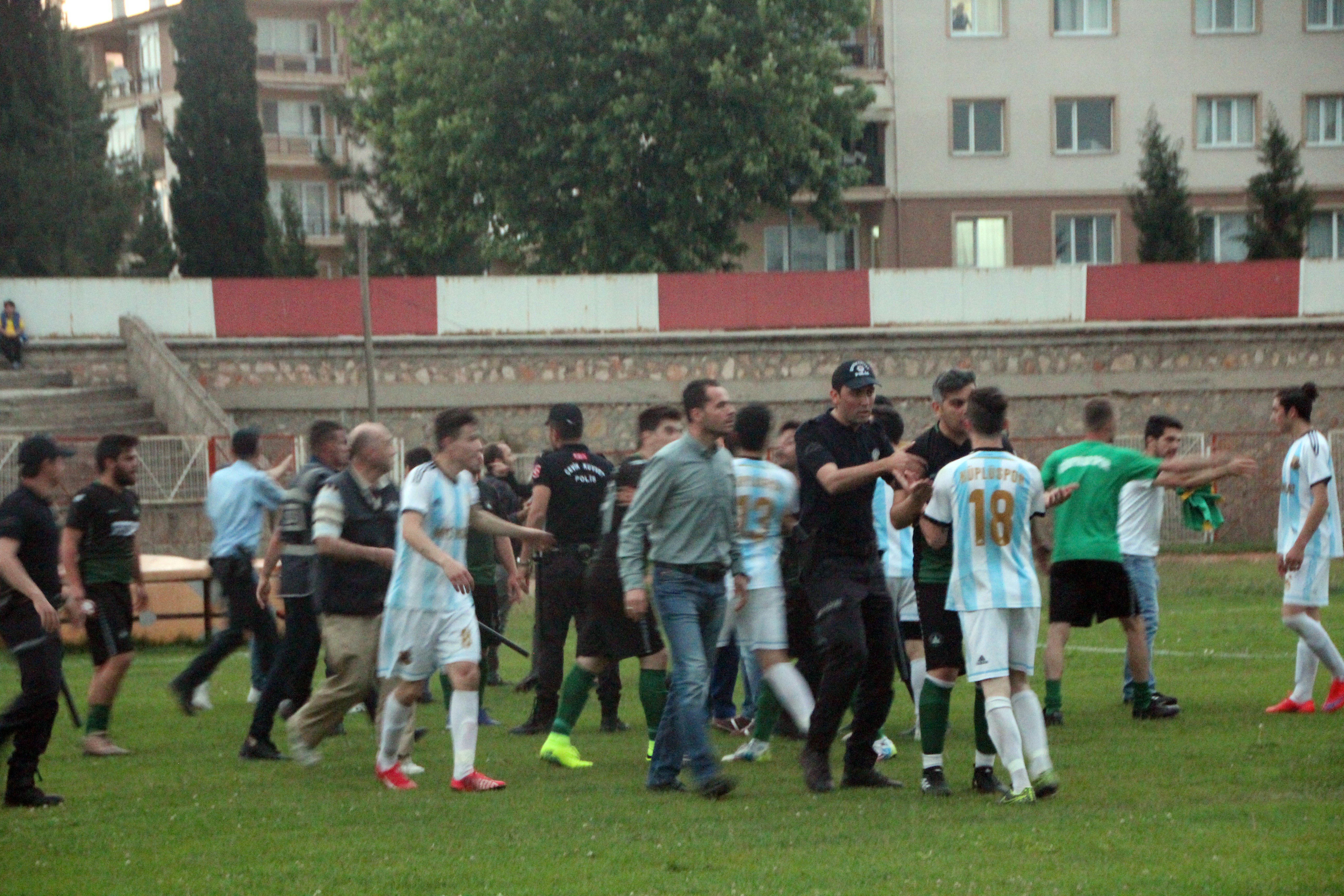 90’DA GOL GELİNCE SAHA İÇİ KARIŞTI