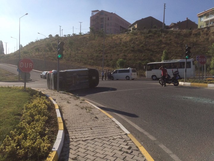 AMBULANSLA KAMYONET ÇARPIŞTI