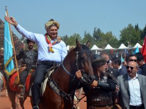 BAŞBAKAN AT ÜSTÜNDE HALKI SELAMLADI