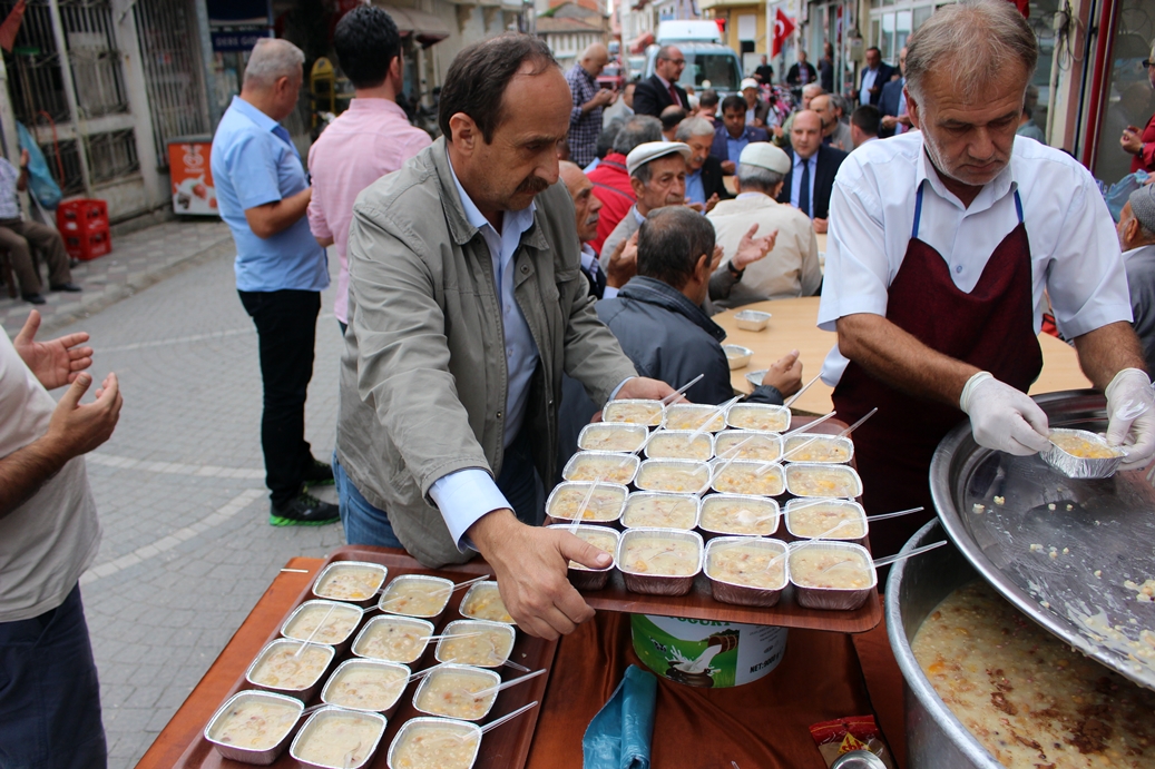 ESNAFLARDAN AŞURE İKRAMI