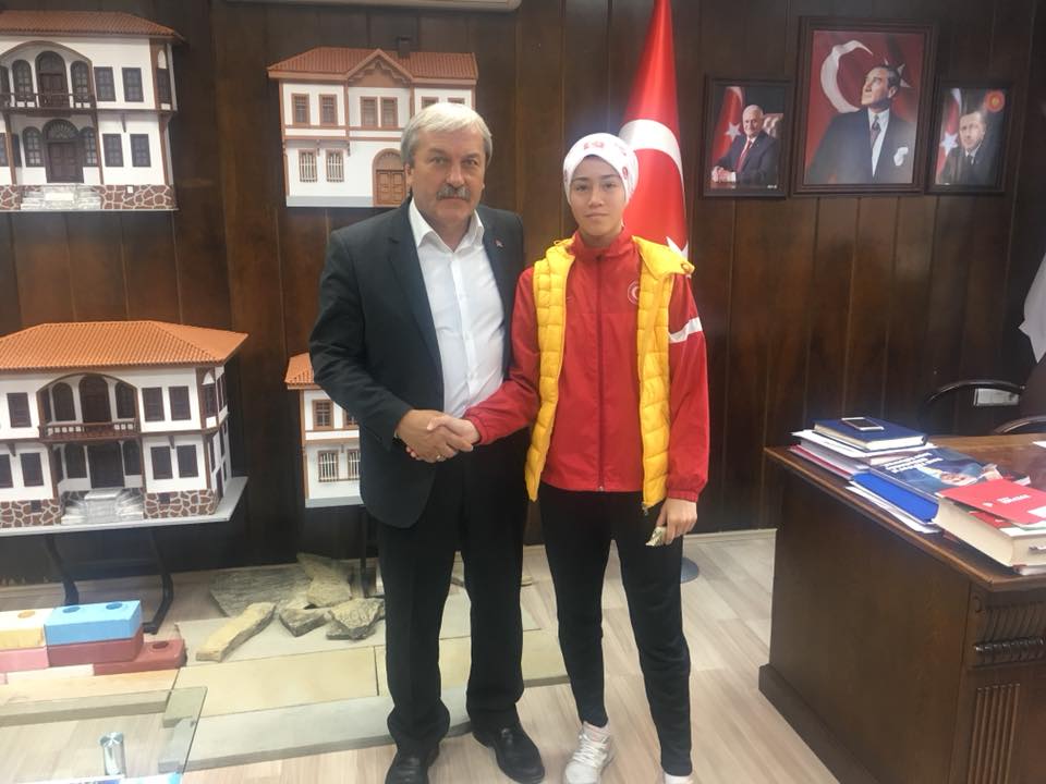 MİLLİ TAKIMA SEÇİLEN EDANUR KOÇ’A BAŞKANDAN HEDİYE