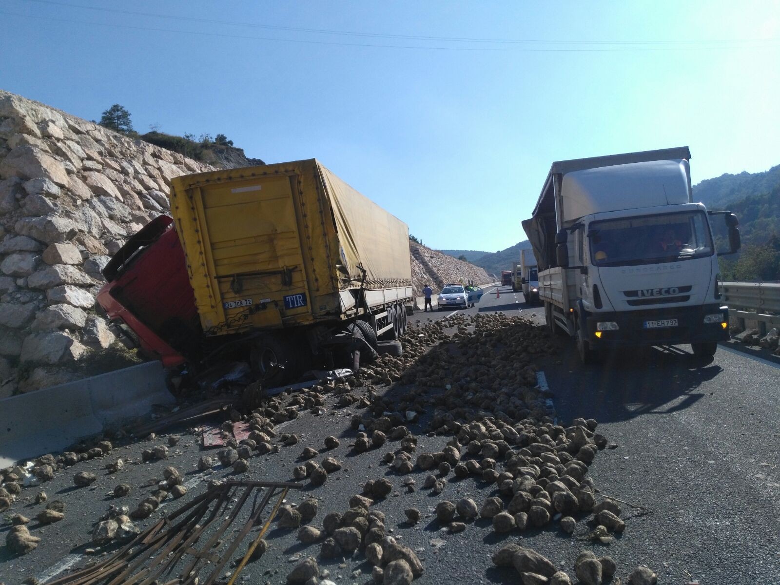 TIRLAR ÇARPIŞTI  PANCARLAR YOLA SAVRULDU