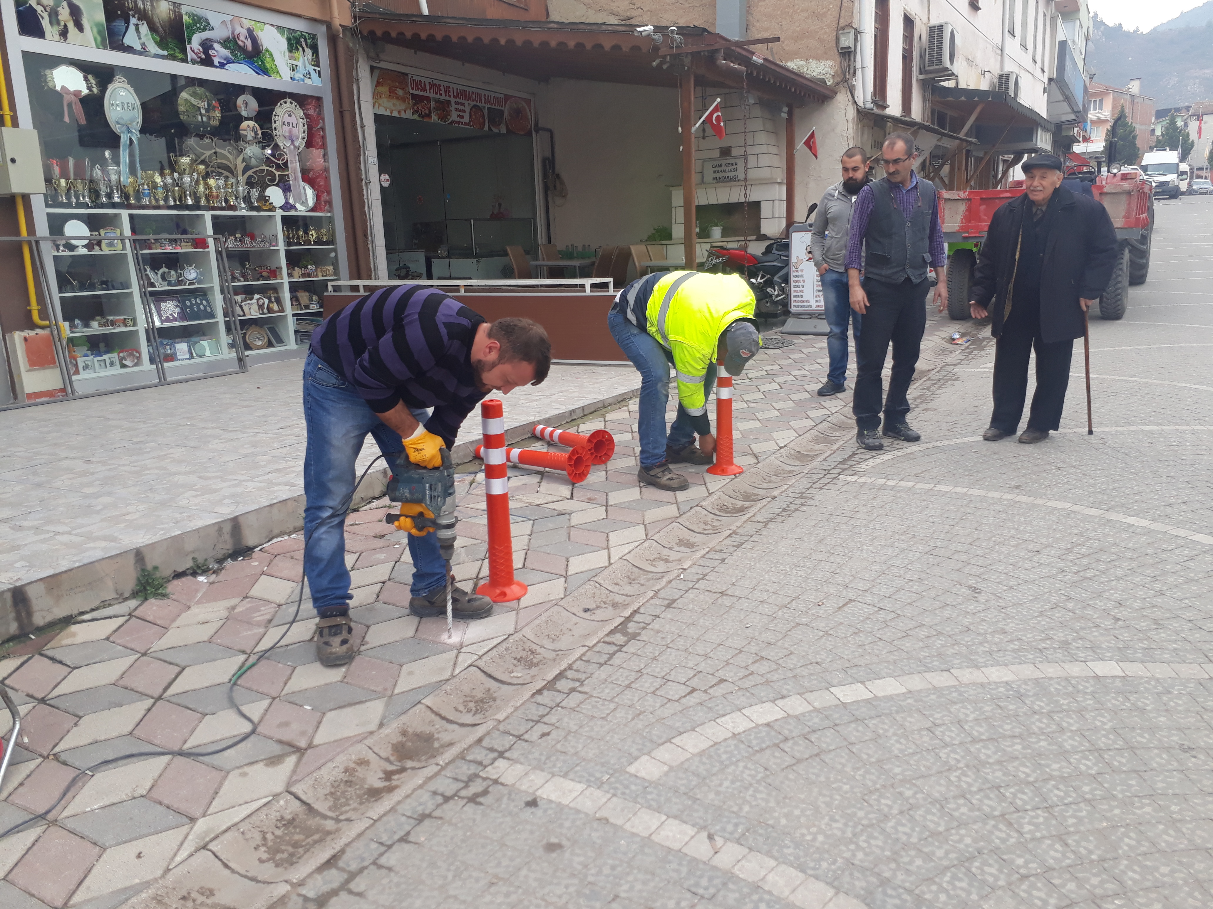 BELEDİYE BİNASININ ÖNÜNE DE KONULSUN