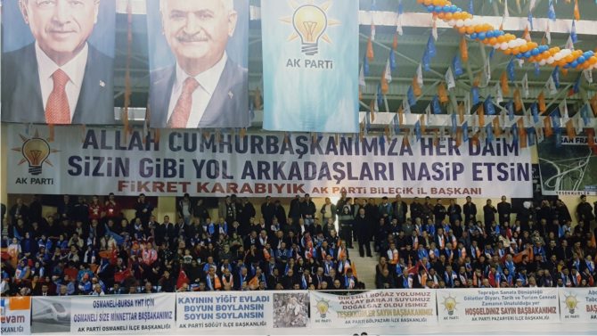 AK PARTİ KONGRESİNDE DİKKAT ÇEKEN PANKARTLAR