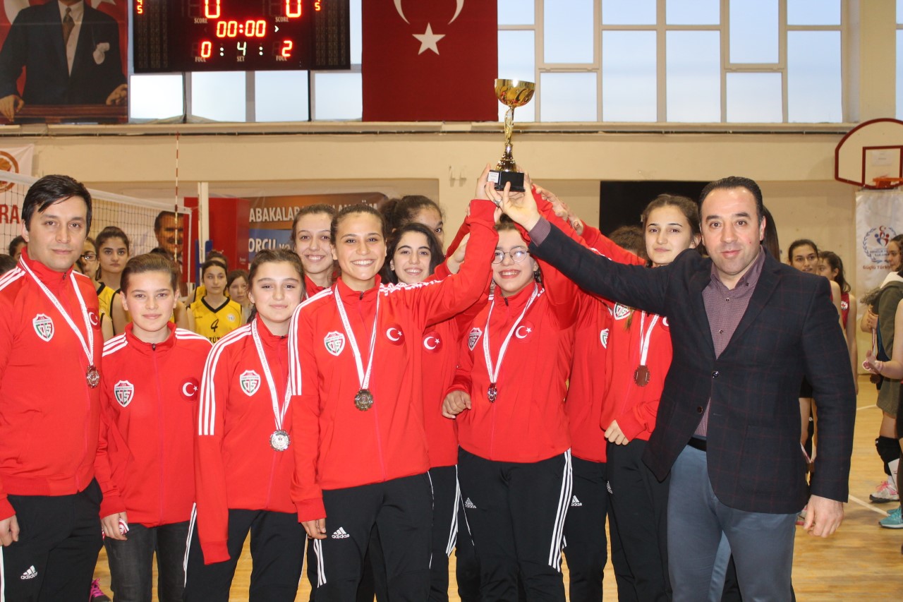 VOLEYBOL TAKIMI KUPAYI KALDIRDI