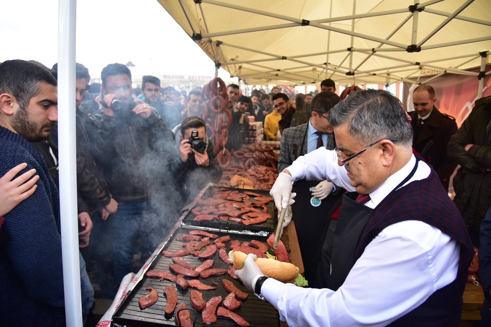 BİLECİK BELEDİYESİNDEN ÜNİVERSİTE ÖĞRENCİLERİNE SUCUK EKMEK