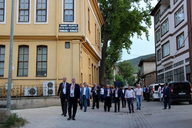 REKTÖR VE AKADEMİSYENLERDEN OSMANELİ ÇIKARMASI
