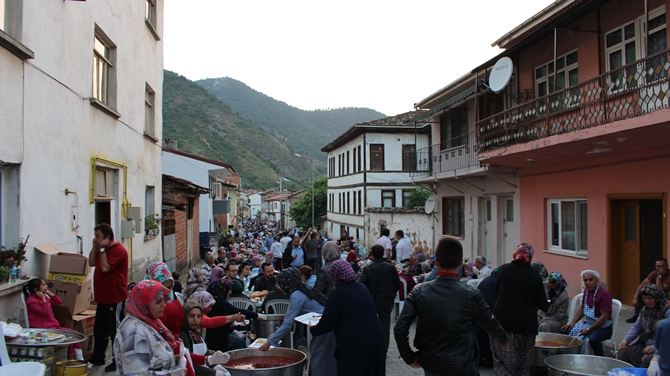 RAMAZAN'IN İLK MAHALLE İFTARI YAPILDI