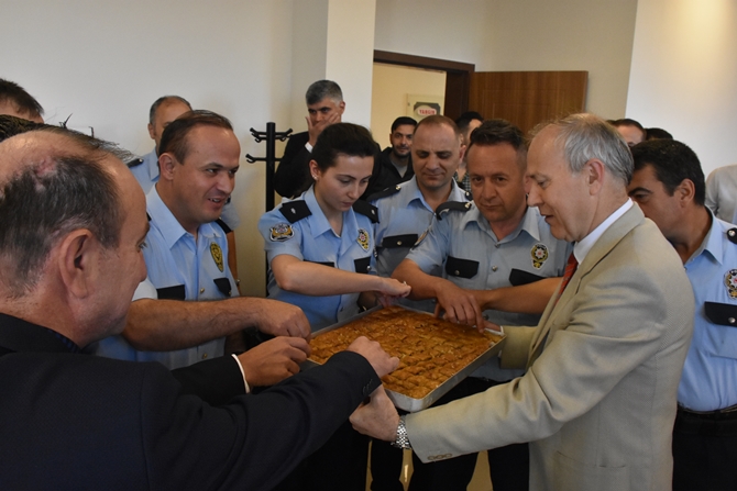 EMNİYET MÜDÜRÜNDEN BAKLAVA İKRAMI