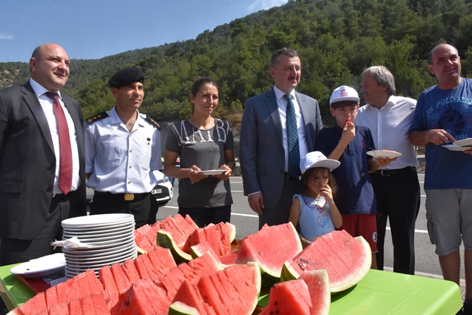 VALİ,SÜRÜCÜLERE KARPUZ İKRAM ETTİ