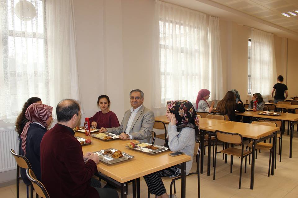 ÖĞRENCİLERLE AKŞAM YEMEĞİNDE BULUŞTU