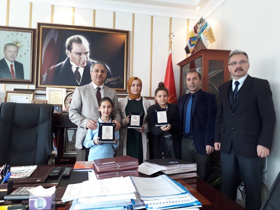 OSMANELİ KAYMAKAMI YAVUZ’DAN BAŞARILI ÖĞRENCİLERE PLAKET