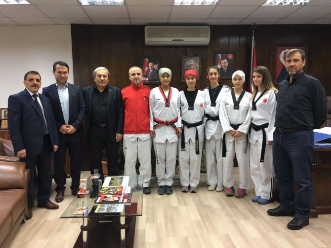 1308-osmaneli-belediye-spor-taekwondo-takimi.jpg