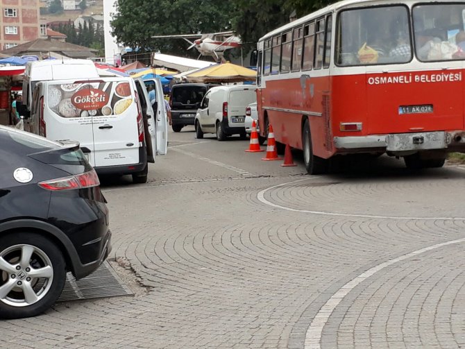 BELEDİYE ÖNÜNDEKİ MEYDANIN TRAFİK KEŞMEKEŞLİĞİ