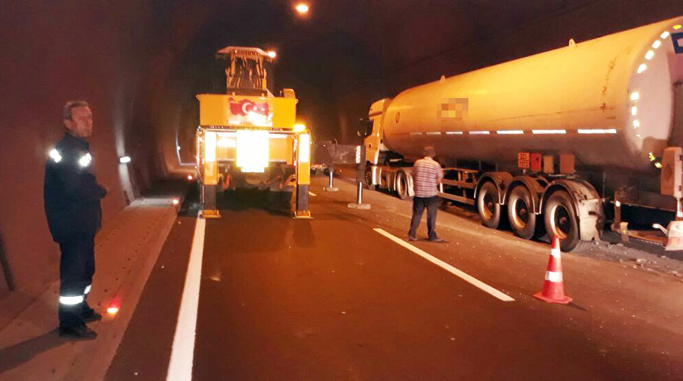 lpg-gaz-yuklu-tanker-tunel-icinde-kaza-yapti-(1).jpg