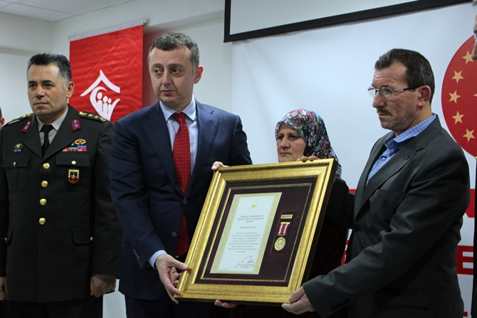 osmanelili-sehit-osman-erin-ailesine-devlet-ovunc-madalyasi-verildi-(9).jpg
