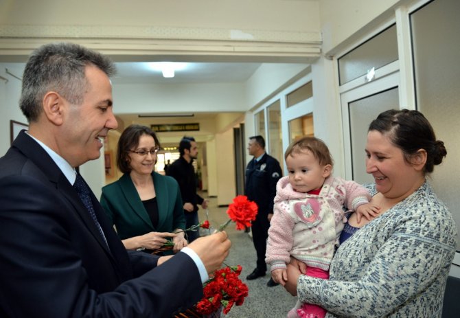 vali-elban,-calisan-kadinlara-karanfil-verdi-3.jpg